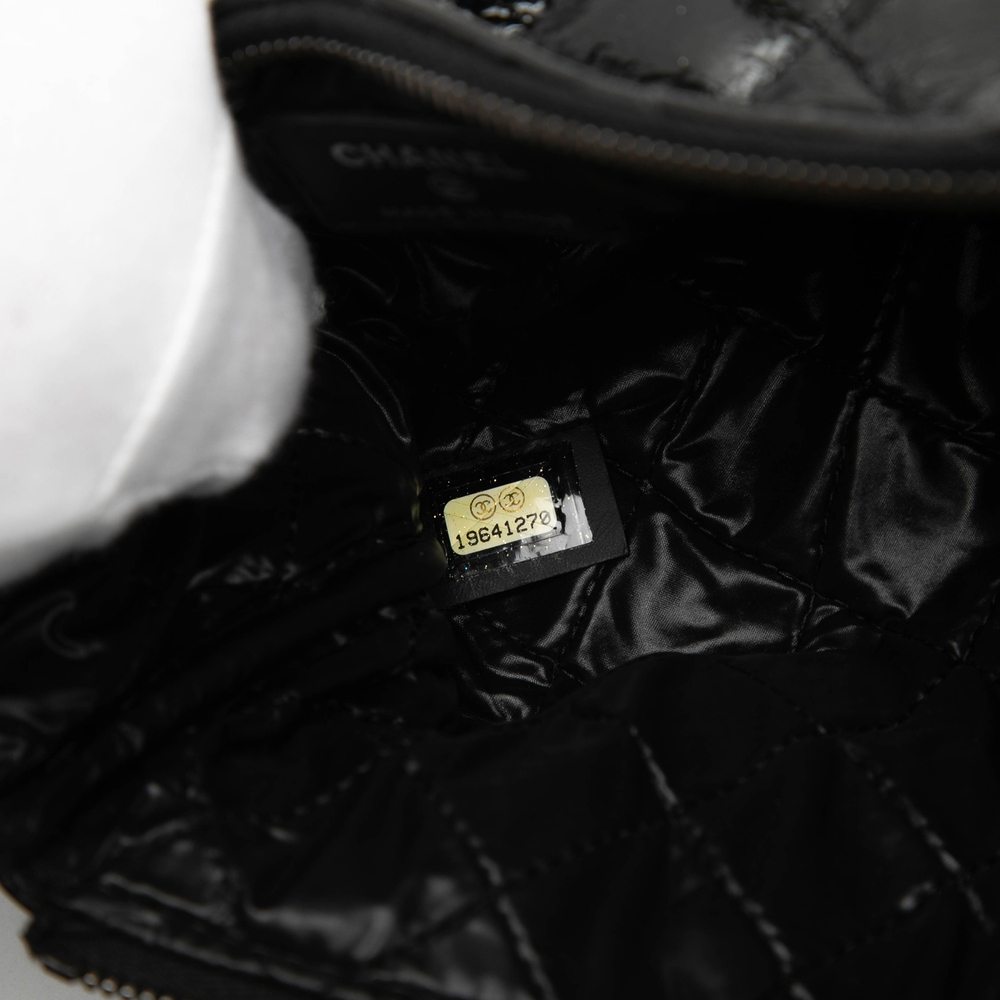 Pre-Loved Chanel Small Quilted Crinkled Patent O Case Clutch - Picture 6 of 7